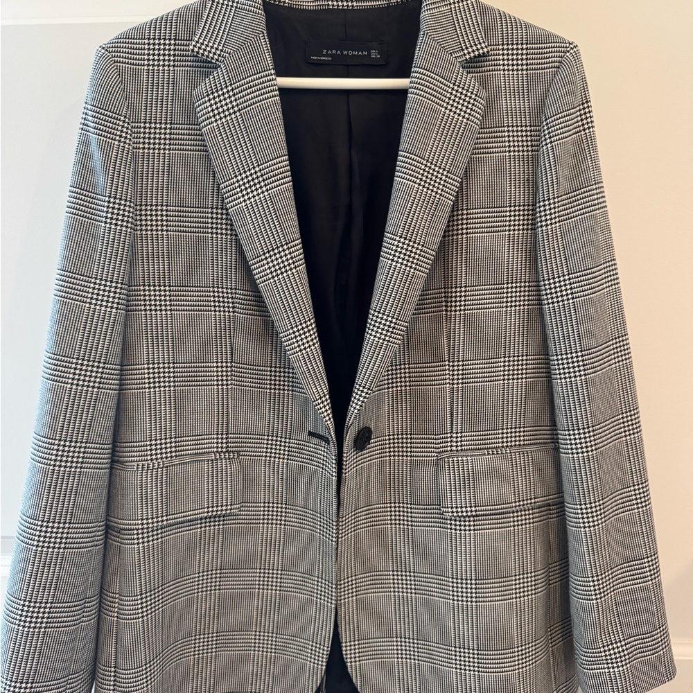Zara Women’s Black and White Checkered Blazer - Size Large